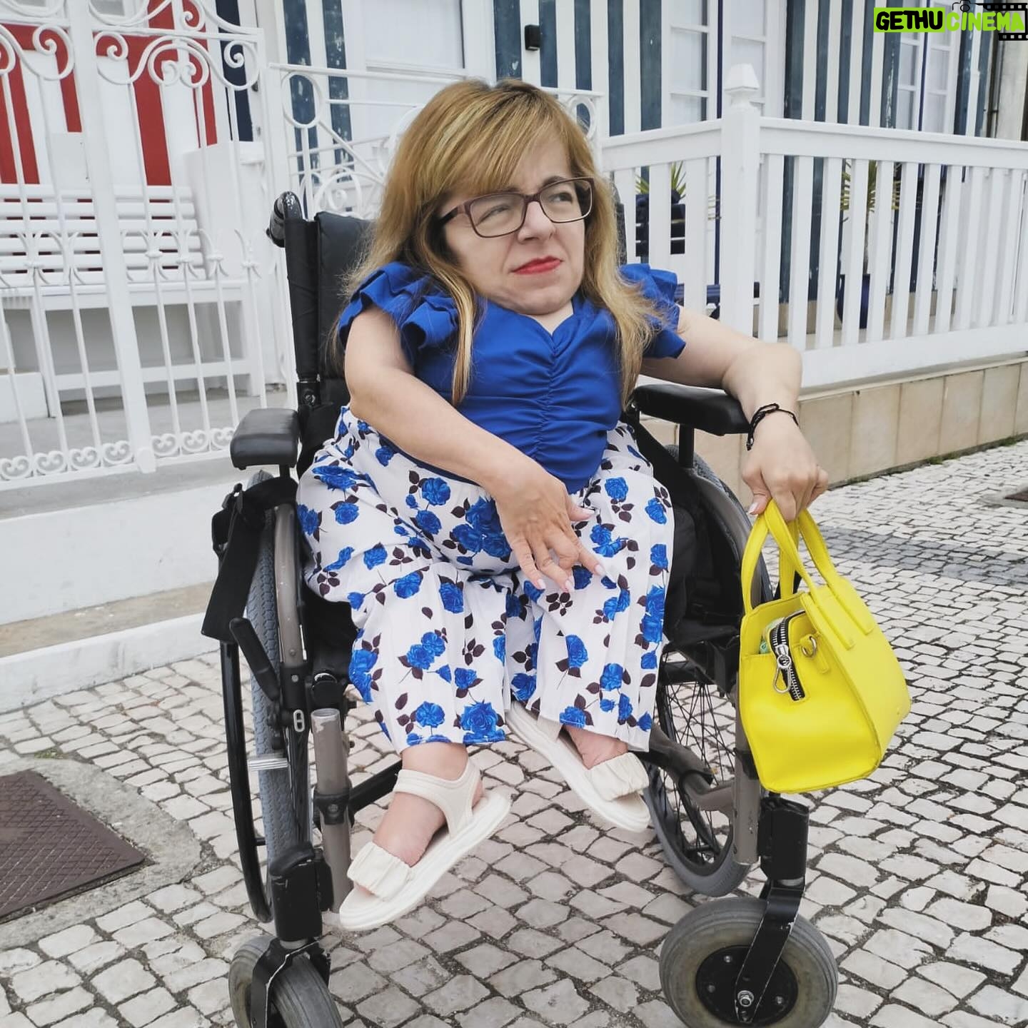 Mafalda Ribeiro - 385 Likes - 40 1 anos de VIDA! 🥳 Ebenézer em cada um ✨”Não acredito que cada um tenha o seu lugar. Acredito que cada um é um lugar para os outros”, escreveu o poeta Daniel Faria. À medida que os anos tomam o seu lugar em mim compreendo a verdadeira importância de me tornar eu CASA para alguém. E de também eu procurar morada no coração de outros. Ser melhor mordoma do meu tempo, ter respeito para com o tempo dos outros e investir em pessoas como único património. Ser Casa é mais desapego, dom e construção contínua. O quão isso é acolhimento em vez de posse. O quão isso é cuidar (-me) para receber. O quão isso me tem trazido não só a plena aceitação da minha existência, enquanto dádiva divina, como a renovação de forças e ânimo para não fechar portas a todas as “obras”, “melhoramentos”, “redecorações” e “upgrades” que esta Casa ainda precisa. A melhor parte de envelhecer, sabendo-me amada, é continuar a querer exercitar a criatividade a fazer dupla com o meu Criador. Que se mantém com um sentido de humor inesgotável, mesmo quando eu me apetece partir a loiça toda (que pernas e bracinhos já bati o record!). Sou profundamente grata por ainda cá (não) andar 🥹!
Obrigada a vocês que ao longo destes 41 improváveis anos (pela lógica da ciência) têm vindo cá a Casa. Aos que ontem “bateram à porta”, de várias formas, para me dar os parabéns. Independentemente da durabilidade da estadia.
A minha oração para este novo ano, que agora inicia para mim, é que eu queira e saiba estar disponível para ser Casa e consequentemente Mesa para quem precisar. E que nunca me canse de fazer o Bem🙏 #gotasnocharco #amafifez41 #gratidao #entusiasmo #alegria #casa #mesa