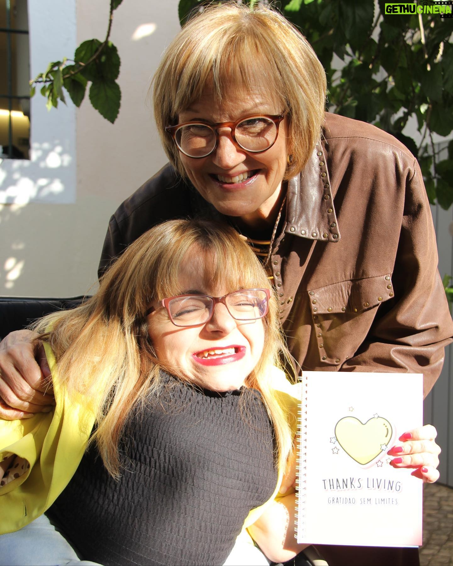 Mafalda Ribeiro - 418 Likes - A minha médica-pediatra-mãe-amiga-primeira psicóloga e nutricionista (e muito mais que ela tem sido a minha vida toda) faz hoje 70 anos 🥳 A “minha” Dra. @reissilvaisabelmaria merece ser celebrada por ter chegado a este número tão significativo e perfeito, em idade, com ar de menina de trinta😍 Falar dela (e agradecer-lhe infinitamente) é declarar honra à primeira profissional de saúde que me recebeu, a mim e aos meus pais, sem o preconceito da deficiência associado. Recém-nascida fui rejeitada por um pediatra antes que justificou uma simples receita de soro fisiológico (sim, ainda sou desse tempo) com o “não vale a pena, isto já é ela a dar sinais de que não aguenta uma infeção respiratória”🙄 Safei-me de umas 2 pneumonias nesse tempo, porque a Dra. Isabel acolheu-me como uma das suas bebés, acreditou sempre em mim e foi a motivadora de serviço dos meus pais, até eu começar a falar 😂 Depois fazíamos trabalho de equipa, como naquela fase em que me apoiou “contra” a ideia deles de me encavilhar as pernas, para ver se eu daria uns passinhos. Ela sempre soube que eu nunca quis andar, só queria ser feliz. Ela entendia-me. Respeitava-me como ser humano antes da pessoa com deficiência. Mas também me dava sermões de me fazer revirar os olhos. Nunca nos falhou e, desde que a minha mãe partiu, ela dá-me a segurança que eu preciso para viver sem uma dose avultada de hipocondria😇. Ainda hoje ela está sempre à distância de uma mensagem ou de um telefonema, qual inem da minha anatomia esquisita, e faz-me poder dizer com orgulho: eu ainda vou à pediatra😂 Admiro-lhe a resiliência e a resistência. Tê-la por perto é manter vivas as memórias da minha infância em que poucos acreditavam nos anos que eu ia durar. Essas memórias são ainda mais um verdadeiro tratado de gratidão agora, por continuar cá e a “andar” de graça em graça 🙌 Nós somos a soma dos que nos somam e cuidam. Muitos parabéns Dra. e obrigada por tudo, gosto muito de si! #euvouapediatra #draisabelreis #gotasnocharco #gratidao #sorrirsobrerodas #parabens #thanksliving