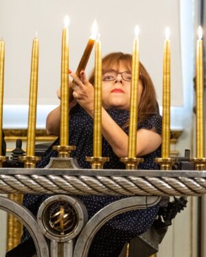 Mafalda Ribeiro Instagram - Quis Aquele que acredito que um dia disse: “Haja luz; e houve luz. E viu Deus que era boa a luz; e fez Deus separação entre a luz e as trevas. E Deus chamou à luz Dia; e às trevas chamou Noite” (Génesis 1:3-5), que eu tivesse a oportunidade de há poucos dias acender uma das velas do Menorá, a convite da embaixada de @israelinportugal na pessoa do sr embaixador @shapirador. Este ano o Festival das Luzes dos judeus e o Natal dos cristãos caminham de mãos dadas num mesmo tempo cronológico. Portanto, ter sido chamada a acender a vela da inspiração significou um ato profético daquilo que quero continuar a ser enquanto por cá rodar: Luz ✨
Nesta época em que tanto se fala de “magia”, “brilho”, “encantamento”, “luz”, “cor” e “alegria” o meu desejo profundo e a minha oração é que encontrem a razão que gera a intenção.  Que cada pessoa tome a decisão de ir à procura do “era uma vez o Natal” e que por causa disso acenda uma luz diferente dentro de si. Daquelas que não se fundem, nem gastam, nem se apagam, nem falham, nem se extinguem com a mudança da estação ou as emoções das circunstâncias, do que é a vida a acontecer. 
O melhor do meu Natal é a responsabilidade em continuar a fazer nascer o bem, todos os dias, no coração de alguém, porque no meu nasceu um Jesus que permanece imutável. Aquilo que celebro é o Seu aniversário. Aquilo que embrulho em cada abraço, prenda, postal, mensagem e sorriso que partilho convosco será sempre a Esperança que o Príncipe da Paz se possa sentar também à vossa Mesa e vos alimente durante todo o ano. É esse o centro da minha inspiração e a única que quero continuar a brilhar 🙌
📸 by Ana Sofia Serra/CML @sofiaserra.pt 
#santonatal #hanukkah #luz #gotasnocharco #sorrirsobrerodas #natal2022 #esperanca #gratidao