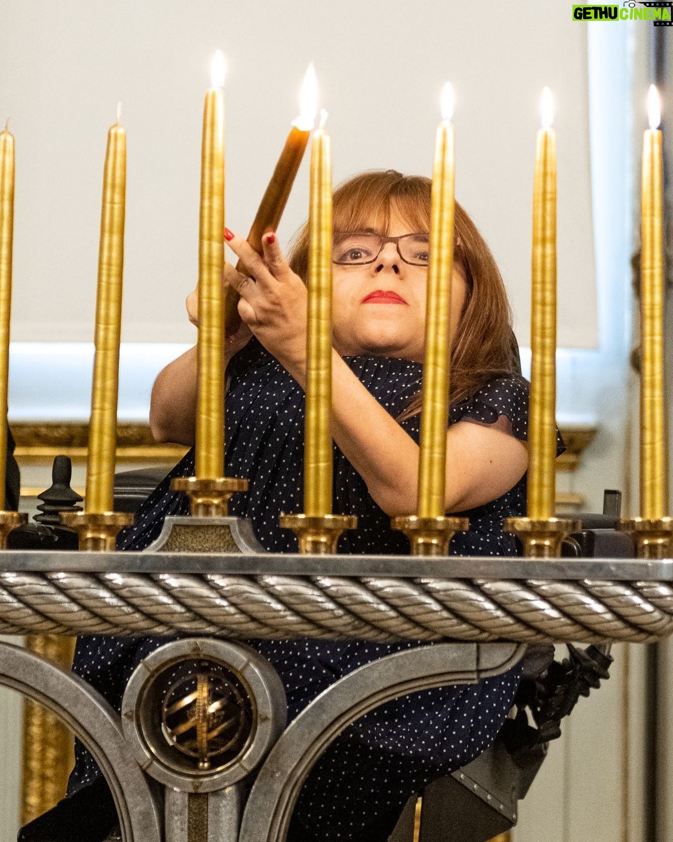 Mafalda Ribeiro - 421 Likes - Quis Aquele que acredito que um dia disse: “Haja luz; e houve luz. E viu Deus que era boa a luz; e fez Deus separação entre a luz e as trevas. E Deus chamou à luz Dia; e às trevas chamou Noite” (Génesis 1:3-5), que eu tivesse a oportunidade de há poucos dias acender uma das velas do Menorá, a convite da embaixada de @israelinportugal na pessoa do sr embaixador @shapirador. Este ano o Festival das Luzes dos judeus e o Natal dos cristãos caminham de mãos dadas num mesmo tempo cronológico. Portanto, ter sido chamada a acender a vela da inspiração significou um ato profético daquilo que quero continuar a ser enquanto por cá rodar: Luz ✨
Nesta época em que tanto se fala de “magia”, “brilho”, “encantamento”, “luz”, “cor” e “alegria” o meu desejo profundo e a minha oração é que encontrem a razão que gera a intenção. Que cada pessoa tome a decisão de ir à procura do “era uma vez o Natal” e que por causa disso acenda uma luz diferente dentro de si. Daquelas que não se fundem, nem gastam, nem se apagam, nem falham, nem se extinguem com a mudança da estação ou as emoções das circunstâncias, do que é a vida a acontecer.
O melhor do meu Natal é a responsabilidade em continuar a fazer nascer o bem, todos os dias, no coração de alguém, porque no meu nasceu um Jesus que permanece imutável. Aquilo que celebro é o Seu aniversário. Aquilo que embrulho em cada abraço, prenda, postal, mensagem e sorriso que partilho convosco será sempre a Esperança que o Príncipe da Paz se possa sentar também à vossa Mesa e vos alimente durante todo o ano. É esse o centro da minha inspiração e a única que quero continuar a brilhar 🙌
📸 by Ana Sofia Serra/CML @sofiaserra.pt
#santonatal #hanukkah #luz #gotasnocharco #sorrirsobrerodas #natal2022 #esperanca #gratidao