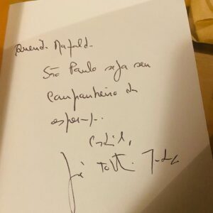 Mafalda Ribeiro Instagram - Houve alguém que um dia usou a expressão “és uma desavergonhada” para se referir à forma como eu expresso o meu cristianismo na minha vida pública. Logo eu, uma pessoa tão discreta 😇 O português diz que quem tem boca vai a Roma, a minha foi (através da ponte de amigos generosamente queridos @pedro_rocha_vieira_ @ana_insta_gram - obrigada 🙌) e trouxe de lá o Prefácio para o meu livro “Gotas no Charco”, quase a ser publicado. Se já me tinha sentado em cima da mesa de autógrafos, aquando da apresentação do seu último livro em Lisboa, em Dezembro, porque não ter a grande “lata” de pedir a um dos escritores e poetas, que mais admiro, para me ler e deixar a sua marca no meu livro? José Tolentino Mendonça tem o condão de nos acolher - crentes e não crentes - com as suas palavras escritas e de unir cultura e fé, como nunca vi ninguém. Viver no seu tempo, lê-lo e ouvi-lo é um privilégio. Acreditamos os dois que a escrita é, também, um ato de dar de beber aos outros, portanto poder tê-lo a prefaciar um livro meu é a crença provada de que entender a vida a partir do espanto, da dádiva, da contemplação e da gratidão é a melhor forma de a viver. 
No respeito pelos títulos que traz consigo, para a sociedade portuguesa e mundial, aquilo que é desarmante para mim é a forma como trocou sempre as voltas à lógica de todas as vezes - presenciais ou virtuais - que nos ligamos. A minha intencionalidade nesta escolha tem uma justificação simples: a humanidade da escrita de @comodissetolentino devia cair-nos a todos em cima como gotas de chuva. Eu, de cada vez que decido lê-lo, partilhá-lo e aprender com ele alargo o meu horizonte e dilato o coração, até em matéria de inclusão. Se um dia me dissessem que isto ia acontecer eu ia rir-me perante a possibilidade. Hoje sorrio convicta de que continuo a ser empurrada pela Esperança no banal e no extraordinário😁 #gotasnocharco #sorrirsobreamesa #tolentinomendonca #prefacio #livro #gratidao