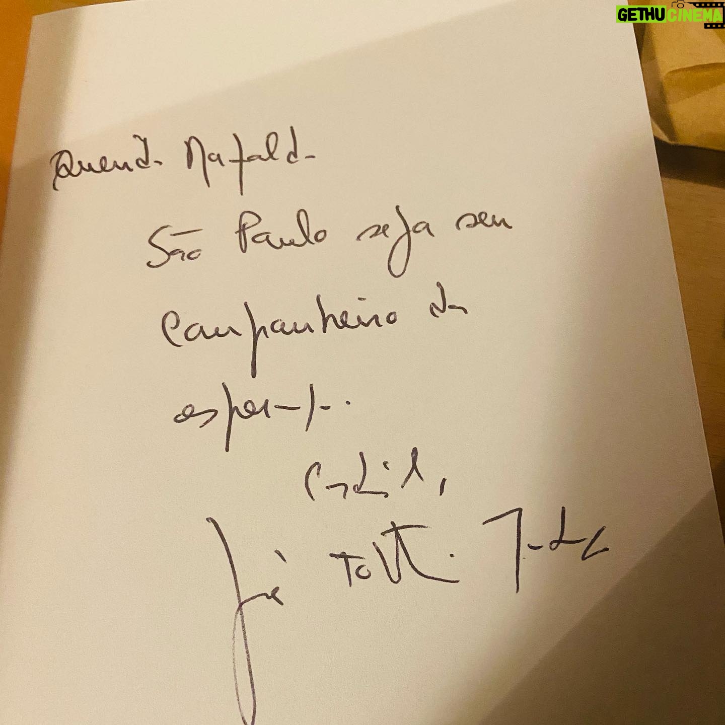 Mafalda Ribeiro - 428 Likes - Houve alguém que um dia usou a expressão “és uma desavergonhada” para se referir à forma como eu expresso o meu cristianismo na minha vida pública. Logo eu, uma pessoa tão discreta 😇 O português diz que quem tem boca vai a Roma, a minha foi (através da ponte de amigos generosamente queridos @pedro_rocha_vieira_ @ana_insta_gram - obrigada 🙌) e trouxe de lá o Prefácio para o meu livro “Gotas no Charco”, quase a ser publicado. Se já me tinha sentado em cima da mesa de autógrafos, aquando da apresentação do seu último livro em Lisboa, em Dezembro, porque não ter a grande “lata” de pedir a um dos escritores e poetas, que mais admiro, para me ler e deixar a sua marca no meu livro? José Tolentino Mendonça tem o condão de nos acolher - crentes e não crentes - com as suas palavras escritas e de unir cultura e fé, como nunca vi ninguém. Viver no seu tempo, lê-lo e ouvi-lo é um privilégio. Acreditamos os dois que a escrita é, também, um ato de dar de beber aos outros, portanto poder tê-lo a prefaciar um livro meu é a crença provada de que entender a vida a partir do espanto, da dádiva, da contemplação e da gratidão é a melhor forma de a viver.
No respeito pelos títulos que traz consigo, para a sociedade portuguesa e mundial, aquilo que é desarmante para mim é a forma como trocou sempre as voltas à lógica de todas as vezes - presenciais ou virtuais - que nos ligamos. A minha intencionalidade nesta escolha tem uma justificação simples: a humanidade da escrita de @comodissetolentino devia cair-nos a todos em cima como gotas de chuva. Eu, de cada vez que decido lê-lo, partilhá-lo e aprender com ele alargo o meu horizonte e dilato o coração, até em matéria de inclusão. Se um dia me dissessem que isto ia acontecer eu ia rir-me perante a possibilidade. Hoje sorrio convicta de que continuo a ser empurrada pela Esperança no banal e no extraordinário😁 #gotasnocharco #sorrirsobreamesa #tolentinomendonca #prefacio #livro #gratidao