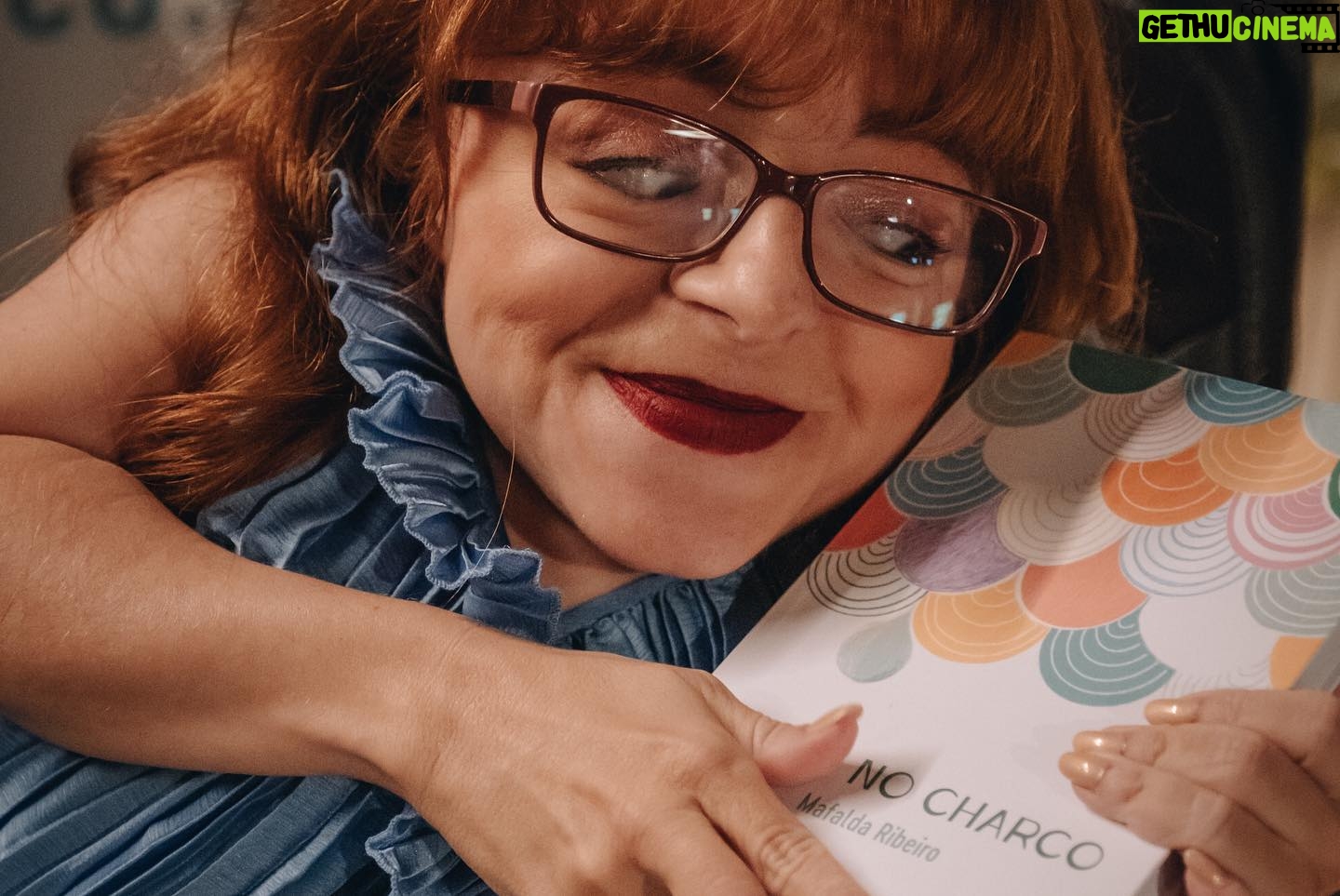 Mafalda Ribeiro - 432 Likes - Gotas de uma noite de Dilúvio de Emoções:
1. O dom materializado
2. A oração
3. O lançamento
4. O louvor na música
5. A partilha nas palavras
5. O abraço da chegada
6. A viagem da partida
(to be continued…) 💦📖
📸 by @b_love.studios
#gotasnocharco #livro #lançamento #gratidao #mafaldaribeiro #haveaniceday #coletivo284