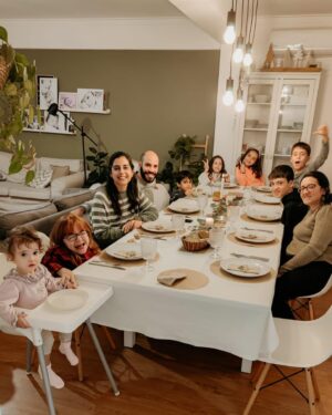 Mafalda Ribeiro Instagram - Num mundo que, às vezes, parece virado de cabeça para baixo, se eu pudesse instituir um feriado seria o de Thanksgiving. Importado dos EUA e tão importante. Para nos obrigar a todos a parar, como decreto, para AGRADECER. Algo que nos devia ser tão natural e simples, mas que parece cada vez mais estar em vias de extinção, numa sociedade que é individualista, descartável, consumista e superficial. Agradecer alarga o nosso olhar, estende-nos os braços e faz-nos mais atentos aos outros. Quando agradecemos como modo de vida percebemos que o coração se transforma num íman à rendição carregada de esperança. Ontem esta Mesa foi o lembrete de tudo isto. Mas se nos soube tão bem a todos parar para assinalar a nossa gratidão, soube ainda melhor perceber que a nossa gratidão ao Emissor de todas as Bênçãos continua a fazer-se na contagem dos dias. A gratidão está entrelaçada nas tarefas quotidianas que vivemos como ministério e nas mesas prioritárias que sentamos quem precisa que estiquemos o tempo. 
Ontem esta (minha) Mesa foi como olhar para uma fotografia polaroid revelada. Ela foi tirada há um ano - já em gratidão naquilo que a vista ainda não tinha alcançado - e precisou de tempo para que as cores e as formas aparecessem. A gratidão é o músculo da fé. E a fé é o que mantém a gratidão em movimento, para lá do calendário. 
Ontem cheguei à Mesa, aonde senti, que há muito tinha sido preparada para mim. Agradecer na Mesa dos Alvins @tiagomanuelalves @rutenunesalves foi honrar o passado que me trouxe, celebrar o presente que nos dá colo e semear no futuro que cremos estar por revelar. Estamos entregues ao Melhor Fotógrafo 🙌 #thanksgivingdinner #gotasnocharco #mesa #sorrirsobrerodas #gratidao #familia #casa #obrigada
