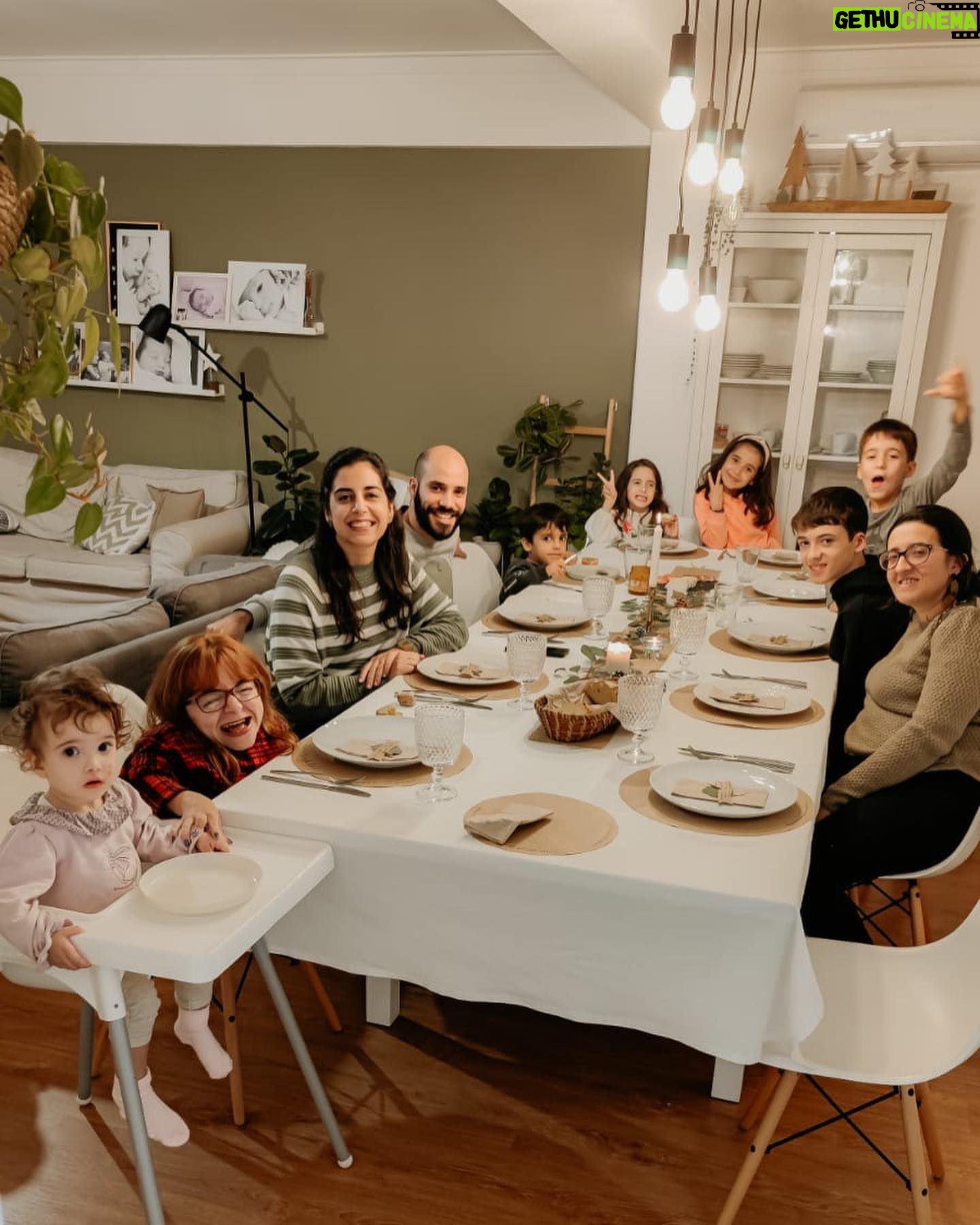 Mafalda Ribeiro - 297 Likes - Num mundo que, às vezes, parece virado de cabeça para baixo, se eu pudesse instituir um feriado seria o de Thanksgiving. Importado dos EUA e tão importante. Para nos obrigar a todos a parar, como decreto, para AGRADECER. Algo que nos devia ser tão natural e simples, mas que parece cada vez mais estar em vias de extinção, numa sociedade que é individualista, descartável, consumista e superficial. Agradecer alarga o nosso olhar, estende-nos os braços e faz-nos mais atentos aos outros. Quando agradecemos como modo de vida percebemos que o coração se transforma num íman à rendição carregada de esperança. Ontem esta Mesa foi o lembrete de tudo isto. Mas se nos soube tão bem a todos parar para assinalar a nossa gratidão, soube ainda melhor perceber que a nossa gratidão ao Emissor de todas as Bênçãos continua a fazer-se na contagem dos dias. A gratidão está entrelaçada nas tarefas quotidianas que vivemos como ministério e nas mesas prioritárias que sentamos quem precisa que estiquemos o tempo.
Ontem esta (minha) Mesa foi como olhar para uma fotografia polaroid revelada. Ela foi tirada há um ano - já em gratidão naquilo que a vista ainda não tinha alcançado - e precisou de tempo para que as cores e as formas aparecessem. A gratidão é o músculo da fé. E a fé é o que mantém a gratidão em movimento, para lá do calendário.
Ontem cheguei à Mesa, aonde senti, que há muito tinha sido preparada para mim. Agradecer na Mesa dos Alvins @tiagomanuelalves @rutenunesalves foi honrar o passado que me trouxe, celebrar o presente que nos dá colo e semear no futuro que cremos estar por revelar. Estamos entregues ao Melhor Fotógrafo 🙌 #thanksgivingdinner #gotasnocharco #mesa #sorrirsobrerodas #gratidao #familia #casa #obrigada