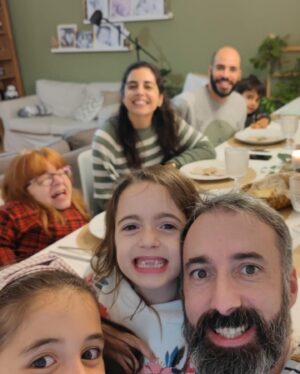 Mafalda Ribeiro Instagram - Num mundo que, às vezes, parece virado de cabeça para baixo, se eu pudesse instituir um feriado seria o de Thanksgiving. Importado dos EUA e tão importante. Para nos obrigar a todos a parar, como decreto, para AGRADECER. Algo que nos devia ser tão natural e simples, mas que parece cada vez mais estar em vias de extinção, numa sociedade que é individualista, descartável, consumista e superficial. Agradecer alarga o nosso olhar, estende-nos os braços e faz-nos mais atentos aos outros. Quando agradecemos como modo de vida percebemos que o coração se transforma num íman à rendição carregada de esperança. Ontem esta Mesa foi o lembrete de tudo isto. Mas se nos soube tão bem a todos parar para assinalar a nossa gratidão, soube ainda melhor perceber que a nossa gratidão ao Emissor de todas as Bênçãos continua a fazer-se na contagem dos dias. A gratidão está entrelaçada nas tarefas quotidianas que vivemos como ministério e nas mesas prioritárias que sentamos quem precisa que estiquemos o tempo. 
Ontem esta (minha) Mesa foi como olhar para uma fotografia polaroid revelada. Ela foi tirada há um ano - já em gratidão naquilo que a vista ainda não tinha alcançado - e precisou de tempo para que as cores e as formas aparecessem. A gratidão é o músculo da fé. E a fé é o que mantém a gratidão em movimento, para lá do calendário. 
Ontem cheguei à Mesa, aonde senti, que há muito tinha sido preparada para mim. Agradecer na Mesa dos Alvins @tiagomanuelalves @rutenunesalves foi honrar o passado que me trouxe, celebrar o presente que nos dá colo e semear no futuro que cremos estar por revelar. Estamos entregues ao Melhor Fotógrafo 🙌 #thanksgivingdinner #gotasnocharco #mesa #sorrirsobrerodas #gratidao #familia #casa #obrigada