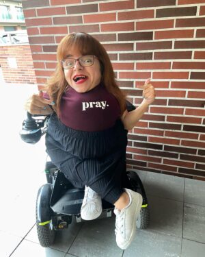 Mafalda Ribeiro Instagram - Reconhecem-me por estar literalmente sentada sobre rodas. Pois neste último mês adiciono que tenho estado sentada também sobre um milagre. Sem dar por isso, os dias foram passando e as palavras escritas que, aqui regularmente, uso como partilha registada de emoções, convicções, sentimentos e vivências deram lugar antes a silêncios transformados em ações de graças. O meu tempo off-line não sentiu necessidade de extravasar para o on-line, à medida que ia sendo gasto. Talvez porque fui aprendendo a desconfinar orações e transforma-las em atitudes intencionais, práticas e funcionais. O tempo, por si, e naturalmente, reorganizou-se depois de o passar a usar e consagrar de forma diferente. Investir na vida dos outros é ver o nosso tempo alargar como um milagre. Mas é mais… é vestir a camisola de todas as orações que não voltaram para trás vazias. 
Estou sentada no milagre de, mesmo sem entender, não duvidar da fonte de onde nasce o rio que me arrasta, leva adiante e, ao mesmo tempo, me mata a sede. E quando me engasgo, na sofreguidão do meu próprio espanto, respiro fundo para me lembrar da travessia. Não acredito em milagres de pós lâmpadas que se esfregam, mas em milagres que se acendem a partir da Palavra, que faz caminho de espera e de esperança e que não se deixa consumir pela escuridão. 
O milagre sobre o qual estou sentada é o que a combinação da obediência com a escuta, a intimidade e o compromisso produzem. Nada disto é sorte ou mérito. É exclusivamente não me levantar, só porque me apetece, e virar as costas ao que em mim foi plantado.
📝obrigada à @saved.pt pela t-shirt e pelo amen às minhas “invenções”! 
#sorrirsobrerodas #alegriaeerguerumafortaleza #pray #gotasnocharco #gratidao