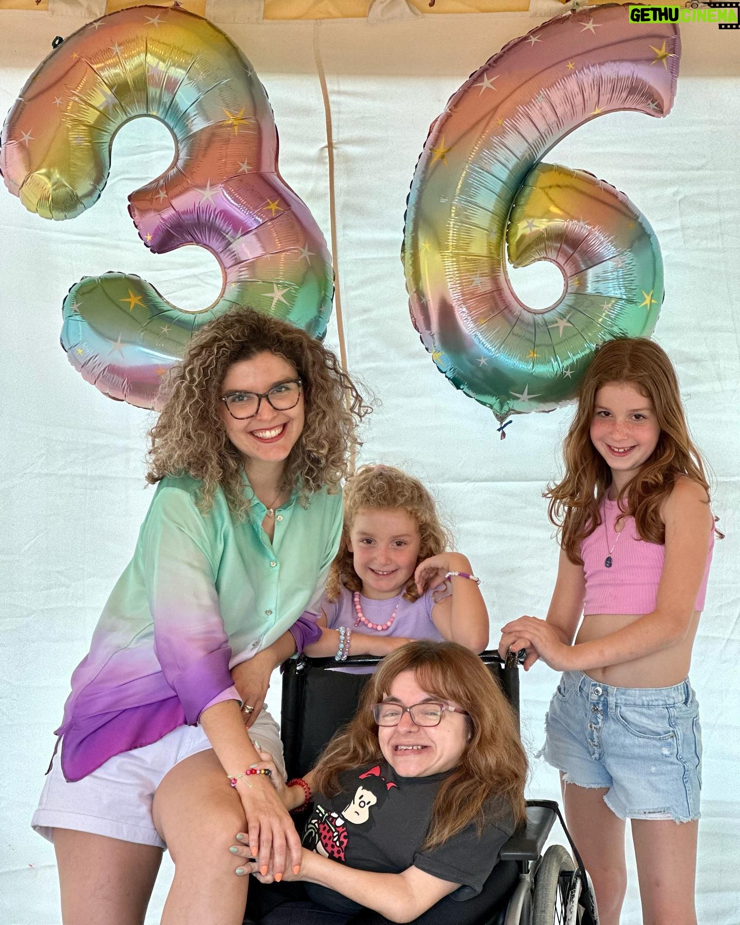 Mafalda Ribeiro - 346 Likes - A rainha das festas @nadiarlopes chegou aos 36 🥳 há uns dias, mas este tratado de honra chega sem data marcada no calendário, porque ela é literalmente a de todos os dias, desde o seu era uma vez. Onde ela está há cor, riso, luz e movimento (não fosse ela a hiperactiva do nosso 💖!). Não me lembro da minha vida antes de ela existir. Só do momento em que soube que ela tinha chegado e o nome dela não satisfez os meus desejos 😂 Mal sabia eu que esta prima (facilmente confundida com uma irmã nova que se acha velha!) e afilhada ia dar-me tanto orgulho, alegrias e ser uma parceira de existência. Este mulherão de caracois, abraço das entranhas e sorriso fácil é uma das minhas responsabilidades saudáveis. Se algum dia precisasse de medir o impacto das minhas escolhas na vida dos outros, bastava-me a Nádia e tudo o que a vejo ser e fazer tão melhor do que eu🥹 Continua a caber-me no colo, a dar-me colo e a querer que as suas “ricas filhas” cresçam com a tia que não cresceu 😂 A minha miúda continua frenética na urgência de querer deixar o mundo melhor à sua passagem, mas também sabe que é rendida Àquele que o criou que o Bem permanece. Eu continuo a achar que Ele deu-lhe mais horas no dia do que a todos nós😇 Ama-la é um direito que me foi dado desde o seu princípio. Admira-la é o dever que tenho feito por cumprir 🫶
Atenção: a 2a foto pode causar vergonha alheia à estilosa da aniversariante 😉
#anadiafez36 #nosteuscaracois #muitasvezesmaisdoquetodas #tudodenadia