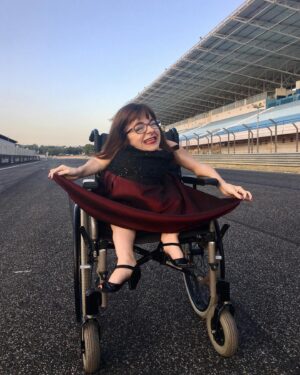 Mafalda Ribeiro Instagram - Este era o meu entusiasmo em 2017 face ao desconhecido, onde as minhas rodas iriam pisar, até chegarmos ao dia de hoje. Estava numa pausa das gravações do único video que fiz para o meu projecto Sorrir sobre Rodas - de e com propósito - cheia de frio, mordida pelas melgas, mas determinada em investir na propagação da mensagem que trago, nesta embalagem acondicionada, como a única estrada onde sei andar. Quem me empurrou para este dia, e se doou em competências e talentos, trouxe não só um valor acrescentado a este vídeo, como sublinhou o meu próprio valor como ser humano mesmo que eu nunca viesse a realizar nada. A vida aconteceu e através dela houve a oportunidade do vídeo ser visto milhares de vezes. Sempre que eu própria o vejo - embalada pela voz off do meu querido @albanojeronimooficial - sinto que vou mais um bocadinho para a frente rumo a novos territórios e honro a fonte da minha existência peculiar. 
Em véspera de mais uma ida, vestida de responsabilidade e nervos, sinto-me, ao mesmo tempo paradoxalmente, vazia de mim própria e confiante de que a minha história é por si só uma plataforma de poder. Depois vou tendo rasgos intermitentes de criança inconsciente, ou de ET recém aterrada, que pergunta: “como é que eu vim aqui parar?” Não olho para o chão que não piso como conquista, meritocracia ou sonho realizado. Mas acredito que é o resultado de neste tempo todo nunca ter feito inversão de marcha. Querer continuar a ir, independentemente da velocidade e das circunstâncias tantas vezes desfavoráveis, é de alguém que mesmo sem entender nunca perdeu a direção. Aprendi a transformar as perdas em lições e assim vou permanecendo firme nas convicções. A maior de todas: dar-Lhe graças com a minha vida! O resto é andar, nem que seja só com a cabeça ou com as palavras que saem da minha boca e da ponta dos meus dedos. É a andar que sou feliz! #gotasnocharco #sorrirsobrerodas #eusou #esperanca #gratidao #novodesafio #entusiasmo #autodromodoestoril #video