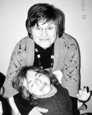 Mafalda Ribeiro Instagram - 12 anos que para mim serão sempre ontem✨Todos os anos digo a mesma coisa: vou sentir menos e vai custar menos. Tudo mentira. E mesmo que nos dias comuns tenha desistido de lutar no luto - e o tenha acolhido desde o 1o dia, transformando-o cada vez mais em louvor - neste que foi o dia em que, aqui na terra, fomos interrompidas não consigo com que doa menos. Não há receitas nem malabarismos. Não se trata de aceitação ou de fases do luto suprimidas. Só significa que não há medida para a dor da perda, como não há para se amar uma mãe. O tempo passa, tudo evolui e muda, o tipo de saudade torna a dor diferente, mas não a diminui ou desvaloriza. E este é o caminho mais solitário que alguma vez conheci, logo eu que estou sempre rodeada de pessoas. Ainda assim há a Esperança, que promete que um dia não haverá mais choro, que traz a paz consoladora e que transborda qualquer tentativa de entendimento, perante aquilo que aconteceu. 
Em dias como hoje, em que parece que as memórias são de ontem e a dor infindável e asfixiante, é quando o meu testemunho não pode ficar refém do silêncio. Esta travessia só tem sido possível com Deus e com cada um que Ele escolheu para não me deixar esquecer do tal “amanhã” que virá, da fidelidade daquilo que sei, mesmo que nem sempre sinta, e do rasto de luz que há 12 anos trago comigo. Tudo parecem lugares comuns quando quero escrever sobre esta realidade: morreste-me, Mãe! Mas fizeste nascer neste dia uma outra Mafalda, que com todas as emoções, continuará a ser conduzida pela Esperança. Amo-te🤍