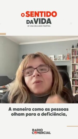 Mafalda Ribeiro Instagram - Que sentido faz a vida para alguém que não teria esperança de vida logo à nascença? Foi o que disseram aos pais da Mafalda Ribeiro, que celebra os seus 41 anos de vida com este podcast. Uma vida cheia de amigos, de trabalho, de coragem para enfrentar as mais de 100 fraturas nos seus ossos de vidro, condição que não a demoveu de estudar e trabalhar. Detesta a positividade tóxica e o capacitismo. Abraça diariamente a fé e o sentido de humor. Uma conversa cheia de lucidez e esperança de que o sentido da vida seja o encontro com o outro. Episódio já disponível!💭 #radiocomercial