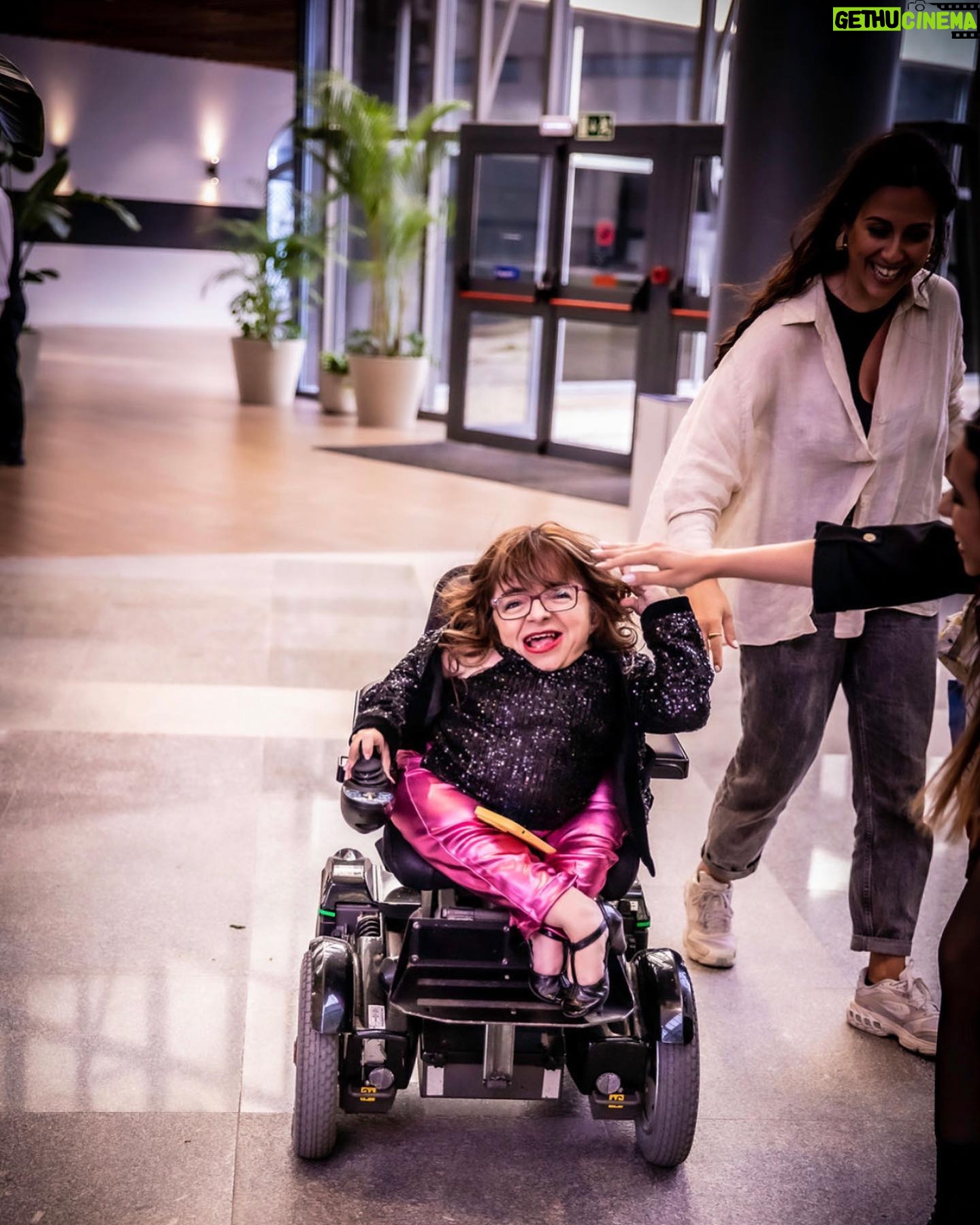 Mafalda Ribeiro - 272 Likes - “Quem pensa que só nascemos uma vez, engana-se.
Erra quem pensa que nascemos uma só vez. Para quem quer viver, a vida está repleta de nascimentos.
Nascemos muitas vezes durante a infância, quando os olhos se abrem em alegria e maravilha.
Nascemos nas viagens sem mapa nos quais a juventude se arrisca.
Nascemos na sementeira da vida adulta, amadurecendo, entre invernos e primaveras, a misteriosa transformação que coloca no caule a flor, e dentro da flor o perfume do fruto.
Nascemos muitas vezes naquela idade avançada em que as atividades não cessam, mas reconciliam-se com os vínculos interiores e os caminhos que tinham sido adiados.
Nascemos quando nos descobrimos amados e capazes de amar.
Nascemos no entusiasmo do riso e na noite de certas lágrimas.
Nascemos na oração e no dom.
Nascemos no perdão e no conflito.
Nascemos no silêncio ou iluminados por uma palavra.
Nascemos no levar ao termo um compromisso, e na partilha.
Nascemos nos gestos ou para além dos gestos.
Nascemos dentro de nós e no coração de Deus.
Por isso, peço-te, Jesus, que me ensines a nascer:
quando as esperanças se rompem como coisas gastas;
quando me faltam as forças para o degrau seguinte, e hesito;
quando da semente parece que só recolho o vazio;
quando a insatisfação corrói também o espaço da alegria;
quando as mãos desaprenderam a transparente dança do dom.
Quando não sei abandonar-me em ti”, by @comodissetolentino
📸 by @carlapais.photography