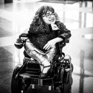 Mafalda Ribeiro Instagram - Reduzimos a vulnerabilidade às lágrimas em público, erradamente. Podemos estar vulneráveis a seco -  e até com um sorriso, que isso não quer dizer nada. A vulnerabilidade não é visível e por isso não deve ser confundida com as características da nossa condição (no meu caso: não andar, ter este tamanho, ter dores físicas, bla bla bla bla!) que de fora é lida como fraqueza/inferioridade. A vulnerabilidade é o terreno fértil da coragem. É sujeitarmo-nos a algo maior do que a nós mesmos e assumir: eu não consigo sozinha! E ainda bem, porque é na vulnerabilidade que os milagres são construídos. Ser vulnerável não é encolher, é ser capaz de agigantar o Amor, com que nos sabemos amados, e por causa disso desbloquearmos as estradas esburacadas dos nossos pensamentos. A vulnerabilidade anda de mãos dadas com uma rendição ilógica e ilimitada. É a nossa verdadeira vulnerabilidade que faz o exército do mal recuar. Quando a nossa vulnerabilidade nos ganha, é o tempo que sai a ganhar e nós com ele 🙏✨ #esperanca #gotasnocharco #vulnerabilidade #liberdade 
📸 by @carlapais.photography