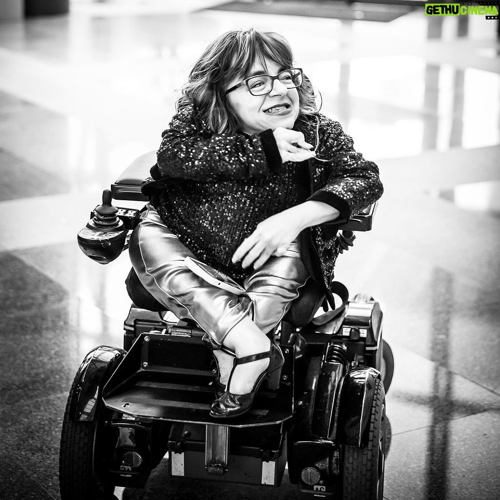 Mafalda Ribeiro - 362 Likes - Reduzimos a vulnerabilidade às lágrimas em público, erradamente. Podemos estar vulneráveis a seco - e até com um sorriso, que isso não quer dizer nada. A vulnerabilidade não é visível e por isso não deve ser confundida com as características da nossa condição (no meu caso: não andar, ter este tamanho, ter dores físicas, bla bla bla bla!) que de fora é lida como fraqueza/inferioridade. A vulnerabilidade é o terreno fértil da coragem. É sujeitarmo-nos a algo maior do que a nós mesmos e assumir: eu não consigo sozinha! E ainda bem, porque é na vulnerabilidade que os milagres são construídos. Ser vulnerável não é encolher, é ser capaz de agigantar o Amor, com que nos sabemos amados, e por causa disso desbloquearmos as estradas esburacadas dos nossos pensamentos. A vulnerabilidade anda de mãos dadas com uma rendição ilógica e ilimitada. É a nossa verdadeira vulnerabilidade que faz o exército do mal recuar. Quando a nossa vulnerabilidade nos ganha, é o tempo que sai a ganhar e nós com ele 🙏✨ #esperanca #gotasnocharco #vulnerabilidade #liberdade
📸 by @carlapais.photography