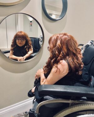 Mafalda Ribeiro Instagram - Os anos passam por mim e a minha relação com o espelho, por estranho que pareça, mantém-se intacta no essencial: no que posso (auto) cuidar e aperfeiçoar vou vivendo o processo de ser mulher (abençoadas hormonas #soquenao) com todas as suas instabilidades. E naquilo que é a minha imagem refletida sinto-me, vejo-me e não deixo de me saber uma verdadeira obra de arte. Não é vaidade, é noção de identidade. Não é narcisismo, é gratidão por ter sido esculpida assim para transportar uma mensagem que me ultrapassa. Quanto mais íntima sou do meu Criador mais naturalmente estou no meu papel de criatura.
Quando me olho ao espelho hoje, a ser-vos brutalmente honesta, não há como não ter este pensamento: se a minha vida fosse ditada por um diagnóstico, a escolha de concordar com o prognóstico que me foi dado tivesse falado mais alto, eu poderia ter sido interrompida. Fui uma surpresa para todos após o parto, menos para quem decidiu que a minha vida ia valer a pena. E tem valido, mas eu podia nem ter tido essa oportunidade de “experimentar” iniciar esta viagem, caso as minhas 7 ecografias tivessem denunciado a minha embalagem. 
A minha resposta por reação a quem decide não abraçar o desconhecido terá de ser sempre a do amor, sem julgamentos. Mas a minha história é esta e não me podem pedir para embaciar o meu próprio espelho, em nome da liberdade individual ou da aceitação social. Se me apresentarem dois caminhos, o da liberdade para mim significa escolher executar o “era uma vez”. O meu espelho não reflete perfeição, reflete possibilidade. O meu espelho reflete milagre e que há sempre um caminho, mesmo que todos digam já não haver estrada para andar. O meu espelho reflete esperança, nunca castigo. Nele mora a certeza de que o verdadeiro Artista da Vida não comete erros e tem todo o poder de converter até as nossas falhas em arte✨
#gotasnocharco #sorrirsobrerodas #abramalasparaaruiva #motivacao #aceitacao #refletir #consistencia