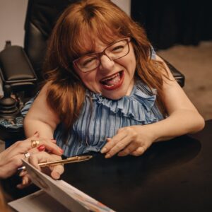 Mafalda Ribeiro Instagram - A motivação que a maioria vende, por baixo dos holofotes, na sociedade atual, é um conjunto de frases baratas - por serem repetiveis até à exaustão -, mas que na maioria dos casos saem bem caro. Incentivar, apoiar, estimular, motivar e encorajar os outros é muito mais do que despejar-lhes receitas rápidas de positivismo. Até porque motivar não é convencer. Ser voz de uma história real e, portanto, com imperfeições, poderá trazer inspiração, identificação e reflexão, mas não espoleta necessariamente uma ação imediata em alguém. Se encorajar significa incutir coragem, então isso só pode ser exercitado com conhecimento, escuta, presença, interesse e genuína atenção. 
O encorajamento saudável e eficaz dificilmente poderá acontecer a partir de um palco, de um filme, livro ou de uma outra montra qualquer que não se nos dirija particularmente. A resposta ao ânimo não funciona no tempo, se for apenas um enfiar de carapuça do momento. É preciso comunhão, envolvimento e relação. 
Todos nós precisamos de ser alvo de ânimo interessado. Ter gente ao lado verdadeiramente interessada em nós, em conhecer-nos, agitar sonhos, escavar potencial, soprar-nos entusiasmo, descobrir-nos os dons e talentos e iluminar a estrada. Para isso tudo ser desenvolvido é preciso tempo. Encorajar é assim investir tempo em alguém que há-de gasta-lo em outro alguém. Motivar é um caminho sem retorno próprio. Despertar vontades, que contribuirão para bens maiores, é como sermos pescadores de medos. E guardiães do valor que tem a vida e o propósito de cada um, que nos é confiado. 
O melhor encorajamento que podemos dar é a capacidade de não nos demitirmos de acender a luz de presença durante a travessia das dúvidas.
📸 by @b_love.studios #gotasnocharco #entusiasmo #gratidao #proposito #motivacao