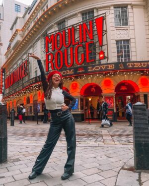 Mafalda Tavares Instagram - Moulin Rouge ♥️🐘 escusado será dizer que depois da correria que foi para o musical da Frozen eu quis chegar 2 horas antes ao Moulin Rouge!! Sim, isto é uma Mafalda a ser Mafalda 🙈 Deu tempo para ver cada detalhe daquele cenário inacreditável, tirar muitas fotos para mais tarde reviver e comer a bela da sandes guardada na mochila 😂
.
O filme do Moulin Rouge é sem dúvida um dos filmes da minha vida e quando me diziam que o musical tinha uma fusão das músicas originais com músicas comerciais de artistas atuais, a minha alma de velhinha pensava “não assassinem este musical, uma coisa é uma coisa, outra coisa é outra coisa e adoro as duas mas cada uma no seu lugar”. Mal eu imaginava a perfeição desta fusão!!
.
Foi dos melhores espetáculos que vi, não só pela concepção mas também pela alma latina dos artistas, pela energia e profissionalismo individual e conjunta. Ri, chorei, emocionei-me e deixei-me levar na beleza que é esta profissão que tenho a sorte de ter… Assim que cheguei fui logo conquistada pelo ambiente que criaram, o meu “ex” telemóvel gritava por ajuda de tantas fotos tirarmos 😅 armazenamento cheio foram as suas últimas palavras!!
.
#london #moulinrouge #moulinrougemusical #londres #musicaltheatre #musicaltheatrelife #moulinrougethemusical