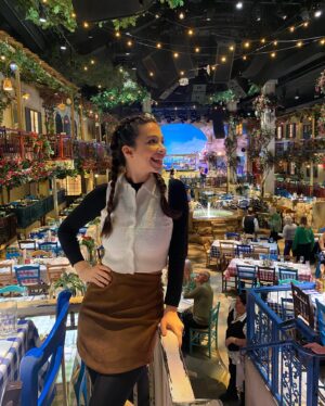 Mafalda Tavares Instagram - Palavras para quê…? Não vou tentar explicar porque é impossível fazê-lo 🥹🤩 foi das experiências mais incríveis da minha vida!! @mammamiapartyuk vejam todas as fotos e o meu olhar vai contar-vos a história 🪩🕺🏻

#mammamiathepartyuk #mammamiathepartylondon #mammamia