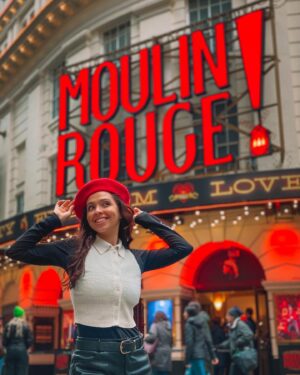 Mafalda Tavares Instagram - Moulin Rouge ♥️🐘 escusado será dizer que depois da correria que foi para o musical da Frozen eu quis chegar 2 horas antes ao Moulin Rouge!! Sim, isto é uma Mafalda a ser Mafalda 🙈 Deu tempo para ver cada detalhe daquele cenário inacreditável, tirar muitas fotos para mais tarde reviver e comer a bela da sandes guardada na mochila 😂
.
O filme do Moulin Rouge é sem dúvida um dos filmes da minha vida e quando me diziam que o musical tinha uma fusão das músicas originais com músicas comerciais de artistas atuais, a minha alma de velhinha pensava “não assassinem este musical, uma coisa é uma coisa, outra coisa é outra coisa e adoro as duas mas cada uma no seu lugar”. Mal eu imaginava a perfeição desta fusão!!
.
Foi dos melhores espetáculos que vi, não só pela concepção mas também pela alma latina dos artistas, pela energia e profissionalismo individual e conjunta. Ri, chorei, emocionei-me e deixei-me levar na beleza que é esta profissão que tenho a sorte de ter… Assim que cheguei fui logo conquistada pelo ambiente que criaram, o meu “ex” telemóvel gritava por ajuda de tantas fotos tirarmos 😅 armazenamento cheio foram as suas últimas palavras!!
.
#london #moulinrouge #moulinrougemusical #londres #musicaltheatre #musicaltheatrelife #moulinrougethemusical