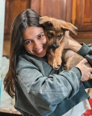 Mafalda Tavares Instagram - Mel 🍯 11.08.2023 
Para já a história desta traquina de 4 patas fica para mim mas posso dizer-vos que ela é especial e já tem o seu lugar na família Tavares 🐾