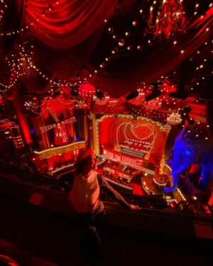 Mafalda Tavares Instagram - Moulin Rouge ♥️🐘 escusado será dizer que depois da correria que foi para o musical da Frozen eu quis chegar 2 horas antes ao Moulin Rouge!! Sim, isto é uma Mafalda a ser Mafalda 🙈 Deu tempo para ver cada detalhe daquele cenário inacreditável, tirar muitas fotos para mais tarde reviver e comer a bela da sandes guardada na mochila 😂
.
O filme do Moulin Rouge é sem dúvida um dos filmes da minha vida e quando me diziam que o musical tinha uma fusão das músicas originais com músicas comerciais de artistas atuais, a minha alma de velhinha pensava “não assassinem este musical, uma coisa é uma coisa, outra coisa é outra coisa e adoro as duas mas cada uma no seu lugar”. Mal eu imaginava a perfeição desta fusão!!
.
Foi dos melhores espetáculos que vi, não só pela concepção mas também pela alma latina dos artistas, pela energia e profissionalismo individual e conjunta. Ri, chorei, emocionei-me e deixei-me levar na beleza que é esta profissão que tenho a sorte de ter… Assim que cheguei fui logo conquistada pelo ambiente que criaram, o meu “ex” telemóvel gritava por ajuda de tantas fotos tirarmos 😅 armazenamento cheio foram as suas últimas palavras!!
.
#london #moulinrouge #moulinrougemusical #londres #musicaltheatre #musicaltheatrelife #moulinrougethemusical