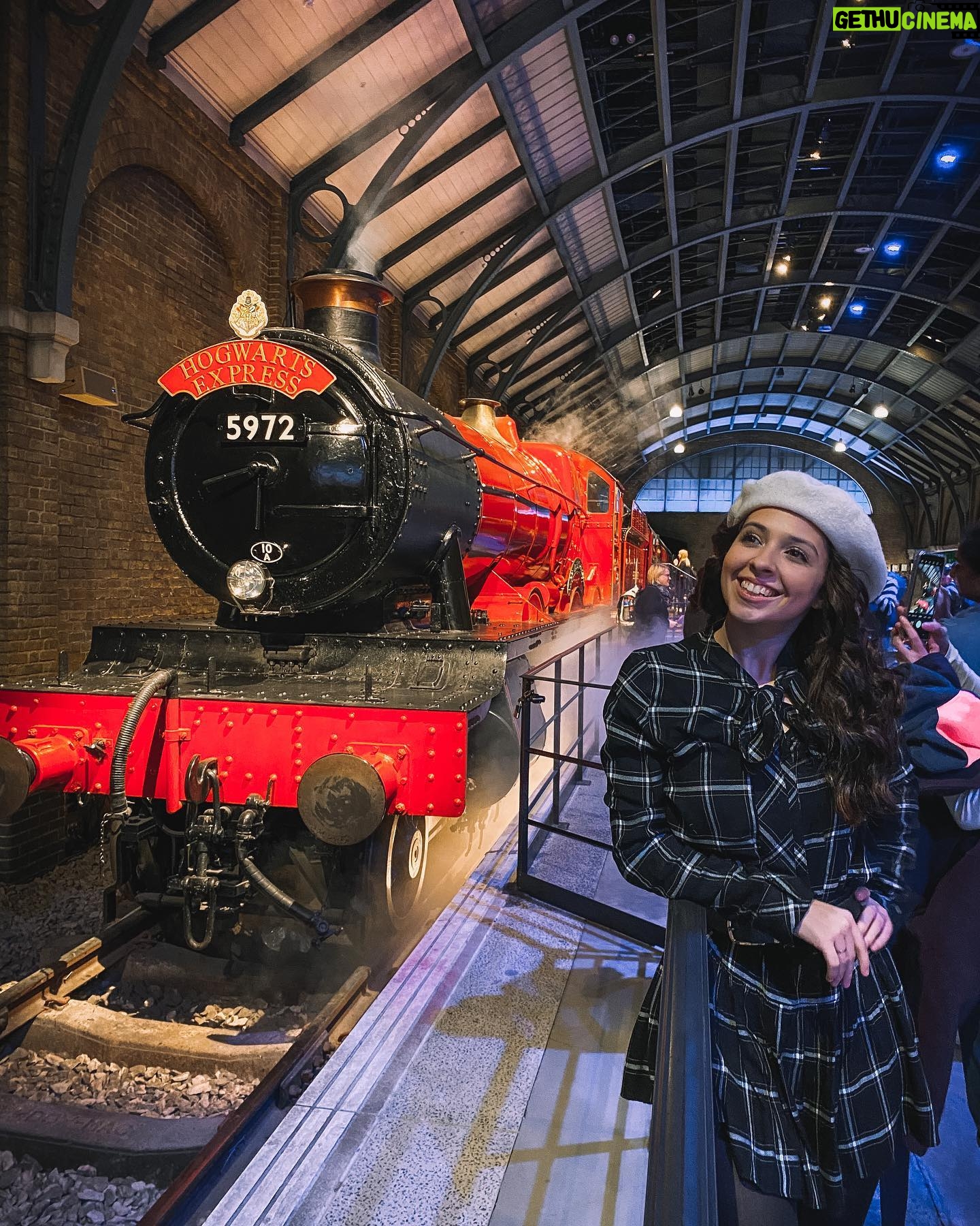 Mafalda Tavares - 0.9K Likes - Hogwarts Express 🚂 PLATFORM 9¾
Quem apanhava agora este comboio?
.
Harry Potter Studios ~ Parte 3/3
Último post sobre a minha experiência nos estúdios em Londres! Se gostaste destas partilhas deixa o teu amor…
.
#hogwarts #hogwartsexpress #plataforma9¾ #harrypotter #harrypotterstudioslondon #harrypottertour