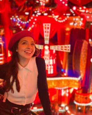 Mafalda Tavares Instagram - Moulin Rouge ♥️🐘 escusado será dizer que depois da correria que foi para o musical da Frozen eu quis chegar 2 horas antes ao Moulin Rouge!! Sim, isto é uma Mafalda a ser Mafalda 🙈 Deu tempo para ver cada detalhe daquele cenário inacreditável, tirar muitas fotos para mais tarde reviver e comer a bela da sandes guardada na mochila 😂
.
O filme do Moulin Rouge é sem dúvida um dos filmes da minha vida e quando me diziam que o musical tinha uma fusão das músicas originais com músicas comerciais de artistas atuais, a minha alma de velhinha pensava “não assassinem este musical, uma coisa é uma coisa, outra coisa é outra coisa e adoro as duas mas cada uma no seu lugar”. Mal eu imaginava a perfeição desta fusão!!
.
Foi dos melhores espetáculos que vi, não só pela concepção mas também pela alma latina dos artistas, pela energia e profissionalismo individual e conjunta. Ri, chorei, emocionei-me e deixei-me levar na beleza que é esta profissão que tenho a sorte de ter… Assim que cheguei fui logo conquistada pelo ambiente que criaram, o meu “ex” telemóvel gritava por ajuda de tantas fotos tirarmos 😅 armazenamento cheio foram as suas últimas palavras!!
.
#london #moulinrouge #moulinrougemusical #londres #musicaltheatre #musicaltheatrelife #moulinrougethemusical