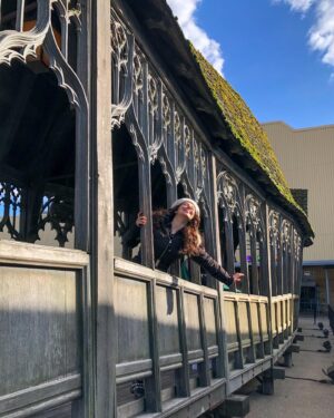 Mafalda Tavares Instagram - Harry Potter Studios 💜 Parte 2/3
“São as nossas escolhas que revelam quem realmente somos, muito mais do que as nossas habilidades” quem diz esta frase no filme Harry Potter e a Câmara Secreta?

#harrypotter #harrypotterfan #harrypotterworld #harrypotterstudios #harrypotterstudiotour #harrypotterstudioslondon #harrypotterstudiotourlondon #warnerbros #warnerbrosstudios #london #londres #londonactivities