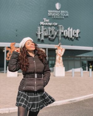 Mafalda Tavares Instagram - Harry Potter Studios 🇬🇧 Parte 1/3
Uma das atividades desta viagem que mais gostei… Confesso que não sou fanática pela saga e só vi os 3 primeiros filmes mas depois de conhecer todo o backstage fiquei a admirar muito mais esta produção.
.
Muitas das coisas que achava que eram feitas digitalmente afinal foram feitas à mão por artistas inacreditáveis que tornaram todos os efeitos especiais possíveis e praticáveis. Passem pelos meus stories/destaques e vejam o carrossel de vídeos que vos vou deixar 🤳🏼
.
Comprei os bilhetes no site wbstudiotour.co.uk onde existem várias opções de bilhete , no meu caso escolhi o bilhete Studio Tour (£51.50) que inclui o tour completo aos estúdios e o transfer da estação de comboios aos estúdios e vice-versa no autocarro do Harry Potter. No local comprei o áudio guia (£6) e aconselho imenso porque contam imensas curiosidades interessantes sobre as filmagens. A visita demorou cerca de 6 horas 😅 a meio da visita passam por uma zona de restauração onde podem almoçar.
.
Agora que já têm a informação do vosso lado quero saber, de 0 a 10 quão fã és do Harry Potter?
.
#wbtourlondon #wbtourlondonharrypotter #harrypotter #harrypotterfan #harrypotterworld #harrypotterlondon #harrypottertour #warnerbros #warnerbrosstudios #london #londres  #harrypotterstudios #harrypotterstudiotour #travel