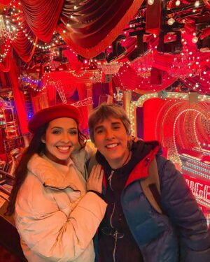 Mafalda Tavares Instagram - Moulin Rouge ♥️🐘 escusado será dizer que depois da correria que foi para o musical da Frozen eu quis chegar 2 horas antes ao Moulin Rouge!! Sim, isto é uma Mafalda a ser Mafalda 🙈 Deu tempo para ver cada detalhe daquele cenário inacreditável, tirar muitas fotos para mais tarde reviver e comer a bela da sandes guardada na mochila 😂
.
O filme do Moulin Rouge é sem dúvida um dos filmes da minha vida e quando me diziam que o musical tinha uma fusão das músicas originais com músicas comerciais de artistas atuais, a minha alma de velhinha pensava “não assassinem este musical, uma coisa é uma coisa, outra coisa é outra coisa e adoro as duas mas cada uma no seu lugar”. Mal eu imaginava a perfeição desta fusão!!
.
Foi dos melhores espetáculos que vi, não só pela concepção mas também pela alma latina dos artistas, pela energia e profissionalismo individual e conjunta. Ri, chorei, emocionei-me e deixei-me levar na beleza que é esta profissão que tenho a sorte de ter… Assim que cheguei fui logo conquistada pelo ambiente que criaram, o meu “ex” telemóvel gritava por ajuda de tantas fotos tirarmos 😅 armazenamento cheio foram as suas últimas palavras!!
.
#london #moulinrouge #moulinrougemusical #londres #musicaltheatre #musicaltheatrelife #moulinrougethemusical