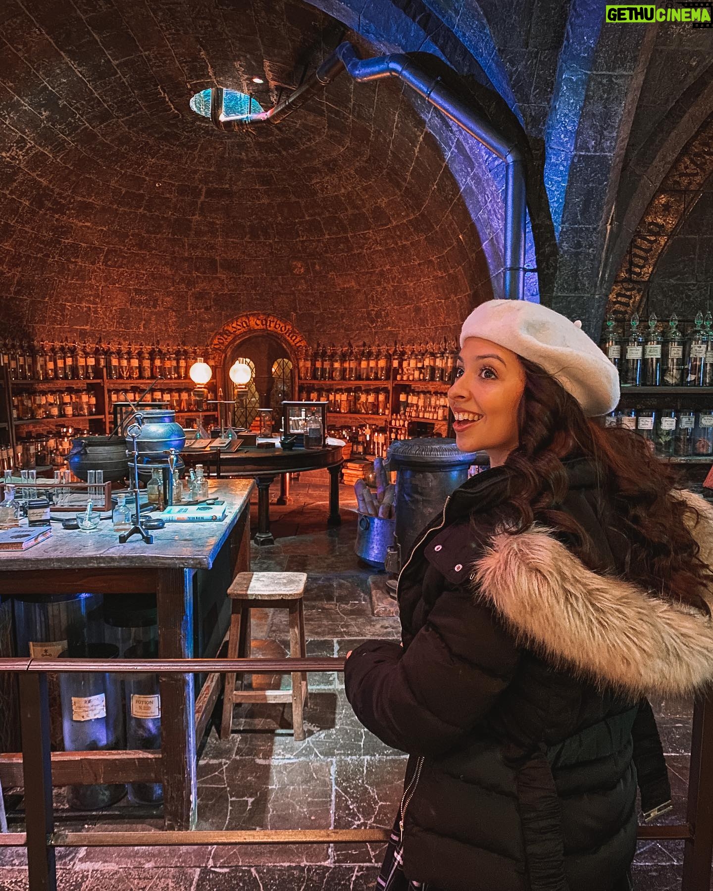 Mafalda Tavares - 1.3K Likes - Harry Potter Studios 🇬🇧 Parte 1/3
Uma das atividades desta viagem que mais gostei… Confesso que não sou fanática pela saga e só vi os 3 primeiros filmes mas depois de conhecer todo o backstage fiquei a admirar muito mais esta produção.
.
Muitas das coisas que achava que eram feitas digitalmente afinal foram feitas à mão por artistas inacreditáveis que tornaram todos os efeitos especiais possíveis e praticáveis. Passem pelos meus stories/destaques e vejam o carrossel de vídeos que vos vou deixar 🤳🏼
.
Comprei os bilhetes no site wbstudiotour.co.uk onde existem várias opções de bilhete , no meu caso escolhi o bilhete Studio Tour (£51.50) que inclui o tour completo aos estúdios e o transfer da estação de comboios aos estúdios e vice-versa no autocarro do Harry Potter. No local comprei o áudio guia (£6) e aconselho imenso porque contam imensas curiosidades interessantes sobre as filmagens. A visita demorou cerca de 6 horas 😅 a meio da visita passam por uma zona de restauração onde podem almoçar.
.
Agora que já têm a informação do vosso lado quero saber, de 0 a 10 quão fã és do Harry Potter?
.
#wbtourlondon #wbtourlondonharrypotter #harrypotter #harrypotterfan #harrypotterworld #harrypotterlondon #harrypottertour #warnerbros #warnerbrosstudios #london #londres #harrypotterstudios #harrypotterstudiotour #travel