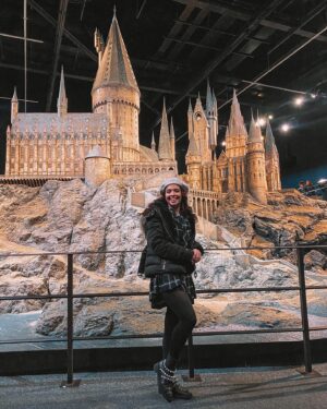Mafalda Tavares Instagram - Harry Potter Studios 🇬🇧 Parte 1/3
Uma das atividades desta viagem que mais gostei… Confesso que não sou fanática pela saga e só vi os 3 primeiros filmes mas depois de conhecer todo o backstage fiquei a admirar muito mais esta produção.
.
Muitas das coisas que achava que eram feitas digitalmente afinal foram feitas à mão por artistas inacreditáveis que tornaram todos os efeitos especiais possíveis e praticáveis. Passem pelos meus stories/destaques e vejam o carrossel de vídeos que vos vou deixar 🤳🏼
.
Comprei os bilhetes no site wbstudiotour.co.uk onde existem várias opções de bilhete , no meu caso escolhi o bilhete Studio Tour (£51.50) que inclui o tour completo aos estúdios e o transfer da estação de comboios aos estúdios e vice-versa no autocarro do Harry Potter. No local comprei o áudio guia (£6) e aconselho imenso porque contam imensas curiosidades interessantes sobre as filmagens. A visita demorou cerca de 6 horas 😅 a meio da visita passam por uma zona de restauração onde podem almoçar.
.
Agora que já têm a informação do vosso lado quero saber, de 0 a 10 quão fã és do Harry Potter?
.
#wbtourlondon #wbtourlondonharrypotter #harrypotter #harrypotterfan #harrypotterworld #harrypotterlondon #harrypottertour #warnerbros #warnerbrosstudios #london #londres  #harrypotterstudios #harrypotterstudiotour #travel