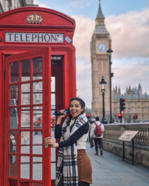 Mafalda Tavares Instagram - Para começar esta corrida de posts sobre a minha viagem a Londres tenho de vos dizer que já não viajava há 3 anos e por isso fui numa de aproveitar cada segundo e usufruir do que a viagem também tinha para nos dar! Posso agora afirmar que foi das minhas viagens mais felizes com experiências brutais que vou (milagrosamente) partilhar para quem quiser ler e ver. Digo milagrosamente porque roubaram-me o telemóvel no dia que cheguei a Portugal e por pouco não perdi todos os registos 🙏🏼 espero que gostem destas partilhas e que revivam comigo através de fotografias e palavras a felicidade que vivi nesta semana incrível em LONDRES 🇬🇧
.
4h15 da manhã chegamos ao aeroporto, olhamos para o painel de informações e lemos “VOO CANCELADO” 😳
Corremos para o balcão onde nos disseram que o voo que iria supostamente sair às 6h30 ia afinal descolar às 13h30! 
Sorri e acenei 😬 não havia nada a fazer… sentámo-nos numa mesa e aprendi a jogar Xadrez 😅 Almoçámos às 10h30 da manhã um mega hambúrguer e decidimos inocentemente comprar bilhetes para esse mesmo dia para o musical da Frozen 🫣
.
Depois dos bilhetes comprados, passadas umas horas… o avião atrasa para as 15h30!!! Já não chegávamos a tempo do espetáculo! Sorrimos e acenamos com um pedido de indemnização à mistura e jogámos Xadrez, conversámos, rimos e chegámos a Londres às 18h, a Frozen era às 19h! Perdemos 15 minutos do espetáculo mas no final do dia tínhamos uma longa história para contar, e uma indemnização para receber 😅
.
Deixo nos stories alguns registos da Frozen ❄️
.
#london #bigben #londontelephone #westminster #westminsterabbey #bigbenlondon