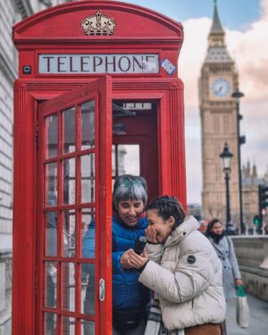 Mafalda Tavares Instagram - Para começar esta corrida de posts sobre a minha viagem a Londres tenho de vos dizer que já não viajava há 3 anos e por isso fui numa de aproveitar cada segundo e usufruir do que a viagem também tinha para nos dar! Posso agora afirmar que foi das minhas viagens mais felizes com experiências brutais que vou (milagrosamente) partilhar para quem quiser ler e ver. Digo milagrosamente porque roubaram-me o telemóvel no dia que cheguei a Portugal e por pouco não perdi todos os registos 🙏🏼 espero que gostem destas partilhas e que revivam comigo através de fotografias e palavras a felicidade que vivi nesta semana incrível em LONDRES 🇬🇧
.
4h15 da manhã chegamos ao aeroporto, olhamos para o painel de informações e lemos “VOO CANCELADO” 😳
Corremos para o balcão onde nos disseram que o voo que iria supostamente sair às 6h30 ia afinal descolar às 13h30! 
Sorri e acenei 😬 não havia nada a fazer… sentámo-nos numa mesa e aprendi a jogar Xadrez 😅 Almoçámos às 10h30 da manhã um mega hambúrguer e decidimos inocentemente comprar bilhetes para esse mesmo dia para o musical da Frozen 🫣
.
Depois dos bilhetes comprados, passadas umas horas… o avião atrasa para as 15h30!!! Já não chegávamos a tempo do espetáculo! Sorrimos e acenamos com um pedido de indemnização à mistura e jogámos Xadrez, conversámos, rimos e chegámos a Londres às 18h, a Frozen era às 19h! Perdemos 15 minutos do espetáculo mas no final do dia tínhamos uma longa história para contar, e uma indemnização para receber 😅
.
Deixo nos stories alguns registos da Frozen ❄️
.
#london #bigben #londontelephone #westminster #westminsterabbey #bigbenlondon