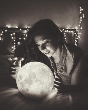Mafalda Tavares Instagram - E que eu morra aqui se um dia eu não te levo à Lua! Nem que eu roube a lua, só p'ra ti 🌕
