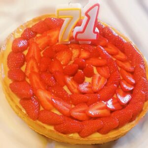 Magalie Vaé Instagram - Moment pâtisserie 🥧

Tarte aux fraises maison pour l'anniversaire de ma maman ❤️

- pâte sucrée
- crème pâtissière

Ps: De m'en demandez pas une part... Il n'y en a plus lool

#patisserie #anniversaire #tarte #fraises #famille #gourmandise