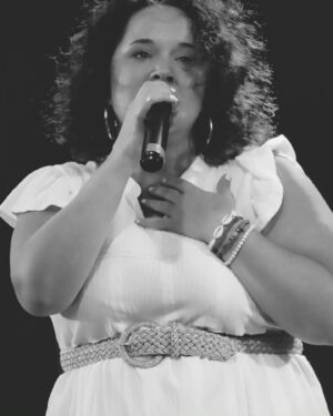Magalie Vaé Instagram - 🎶🎤💕

📸 Martine F.

👗@cap.saran.instant.2.modes Grain de Malice boutique Cap Saran 

----- partenariat non rémunéré -----

@camping_les_sables_dor @idloisirs