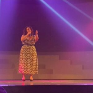 Magalie Vaé Instagram - "Popcorn salé" de @jesuissanta999
Fera partie de notre playlist "tournée d'été 2024" sur le Paradis des Stars dans Les @campings.paradis

Vous êtes prêt à la chanter avec moi ? 🎶

Ici lors de notre concert au @cabaret_ovation

👗 @cap.saran.instant.2.modes - Grain de Malice Cap Saran
-----Partenariat non rémunéré-----