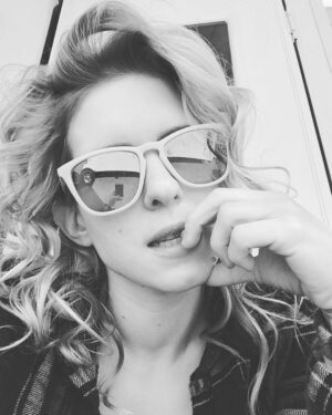 Magda Apanowicz Instagram - “Hurry up and wait”, ‘tis the saying. My brother came to set once to see me work and I laughed so hard when he said “I’m stoked to see what your life is like but Fuck this is BORING”. I wouldn’t have it any other way! He did follow up with saying that #Crafty is the best thing ever “A place you can grab snack-attacks whenever you want!” #Actorlife #Grateful