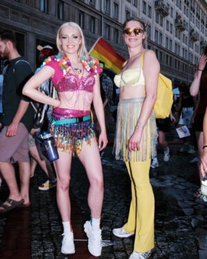 Magdalena Koleśnik Instagram - #loveniechbędziejużwkońcu 
#pride🌈 
#loveparadewarsaw
Fot. @lugreatwizard 
@vogue.polska