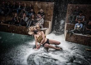 Magdalena Koleśnik Instagram - Zima znowu zaskoczyła drogowców a Bachantki w @teatr_powszechny_warszawa 
Jeszcze dziś i jutro.  #coldcoldheart