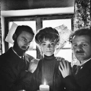 Magdalena Koleśnik Instagram - #drunkhistory #mariasklodowskacurie #comedycentral  fot. @janmacierewicz  z @piatkowskikrzysztof @szymonmyslakowski