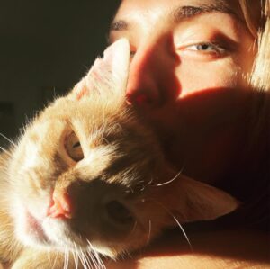 Magdalena Koleśnik Instagram - Znalazłyśmy plamę światła i nie zawahamy się jej użyć. #catspleasures #sunbeam
