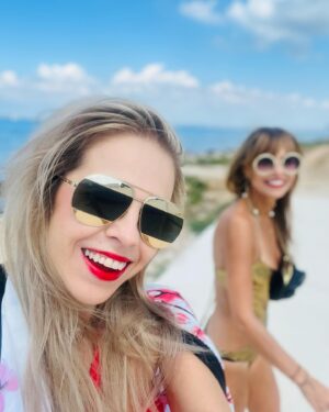 Magdalena Margulewicz Instagram - Najpiękniejsze wakacje w moim życiu. Dzielę się tym bo jestem szczesliwa❤️#summer #friends #goodtimes #💜