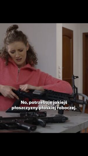 Magdalena Margulewicz Instagram - Kropelka zamieniła kuchenny stół w arsenał do zawodów w składaniu broni na czas, a Górska? Ona tylko marzyła o spokojnym bajglu na śniadanie… 🥯

📺 Jesteśmy z Wami od poniedziałku do piątku o 20 w @tv4czworkaofficial