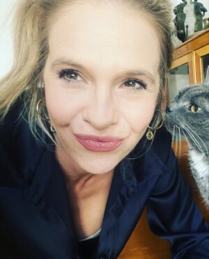 Magdalena Margulewicz Instagram - Kiedy próbujesz pracować a ktoś zapałał do Ciebie uczuciem ….❤️😊# @wydzialkryminalny # @tv4czworkaofficial