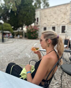 Magdalena Margulewicz Instagram - Co za cudowny ,dobry ,rodzinny czas. Celebrowalismy każdy dzień, każda chwile. Wszystko razem💙wdzięczna i szczęśliwa z naładowanymi bateriami mogę podejmować kolejne wyzwania. Hej ho …. Grecjo kocham Cię. Dziękuję 💙# @izytravel #👍#familly #holiday #greece #💙