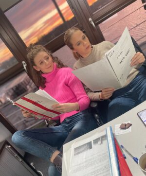 Magdalena Margulewicz Instagram - O zachodzie słońca Kropelka z Górska zawsze maja najlepsze pomysły. Tak można pracować:) czy i tym razem rozwiążą sprawę?