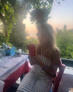 Magdalena Margulewicz Instagram - Co za cudowny ,dobry ,rodzinny czas. Celebrowalismy każdy dzień, każda chwile. Wszystko razem💙wdzięczna i szczęśliwa z naładowanymi bateriami mogę podejmować kolejne wyzwania. Hej ho …. Grecjo kocham Cię. Dziękuję 💙# @izytravel #👍#familly #holiday #greece #💙