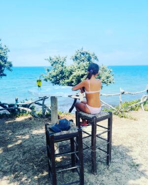 Magdalena Margulewicz Instagram - Trafiliśmy dzisiaj w absolutnie wyjątkowe miejsce. Natura poszukiwaczy i włóczykijów jednak jest super. Odludne dzikie miejsce. Jedna tawerna na wzgórzu , która prowadzi stary hipis zadowolony ze swojego zycia. Być tu . Bajeczne. Niezwykle. Poczucie sprawczości ,wolności i szczęście. To czuje.💙#happy#freedom #free#family #goodvibes #goodlife #goodday #worldtraveler